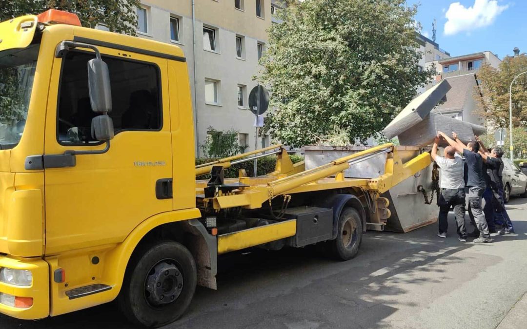 Sperrmüll-Container Lieferung durch Containerdienst in Hanau